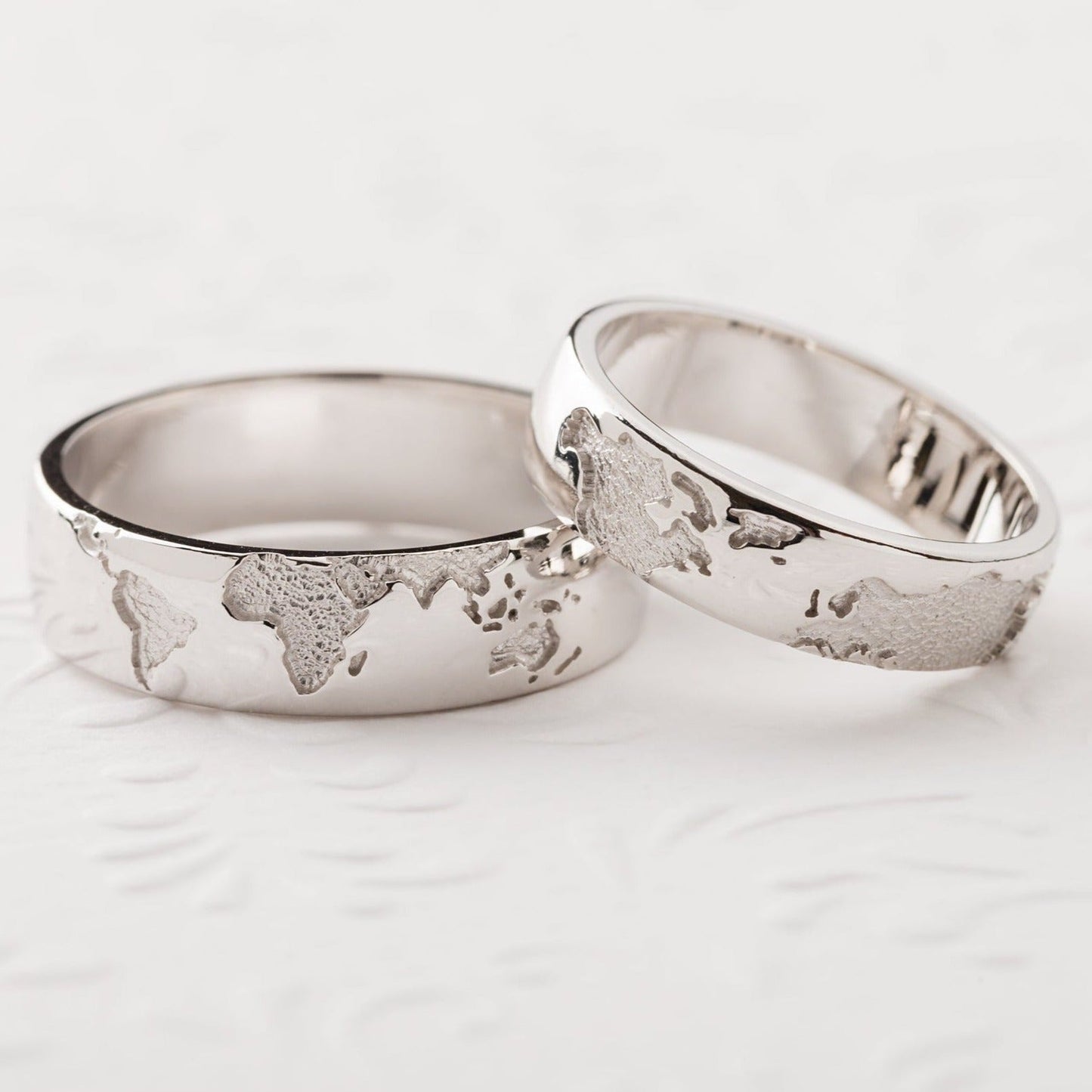 Gold wedding bands set with world map - couple rings - gold bands - gold rings - escorialjewelry
