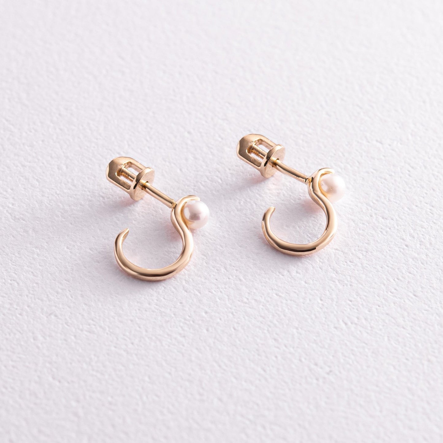 Gold earrings with a pearl accent - Lightweight -Pearl: 4 mm