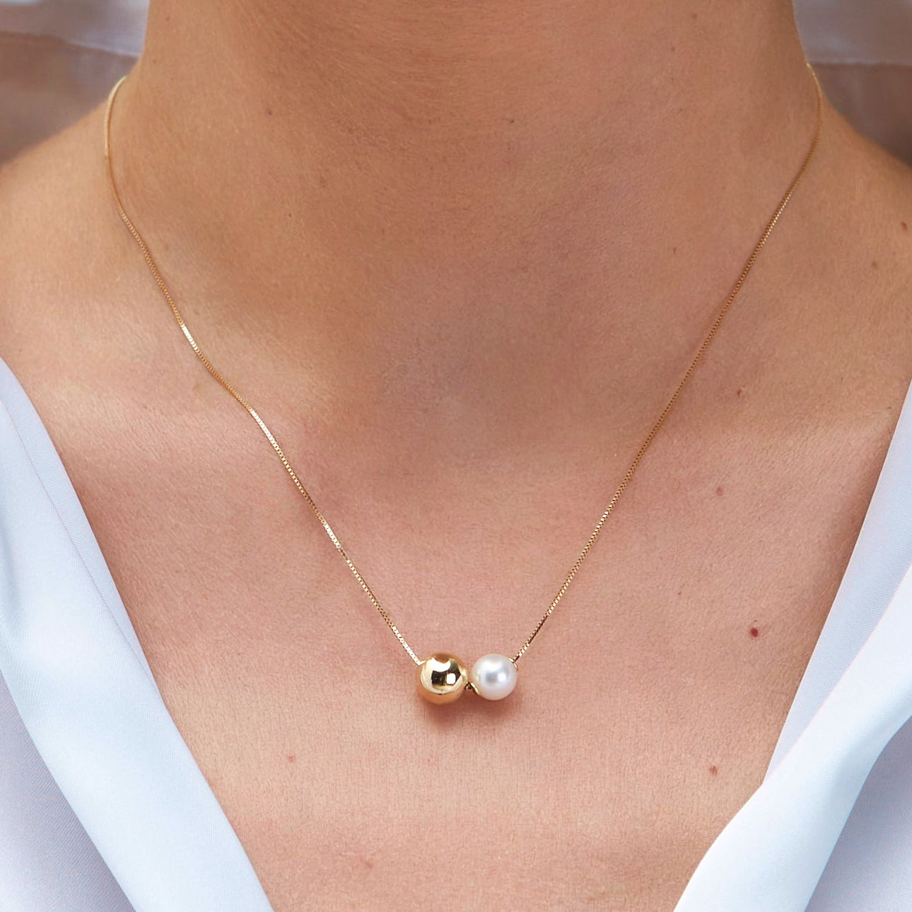 Gold necklace with a pearl pendant on a person -Chain length: Adjustable 42–45cm-Weight: Approx. 2.2-2.3 g
