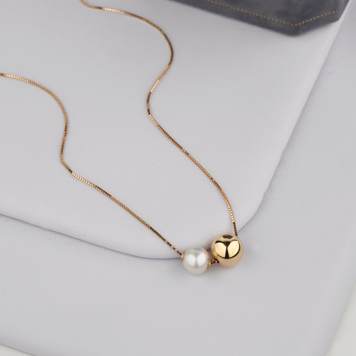 Necklace with a gold pendant and pearl -Delicate gold Necklace-Freshwater Pearl Necklace 
