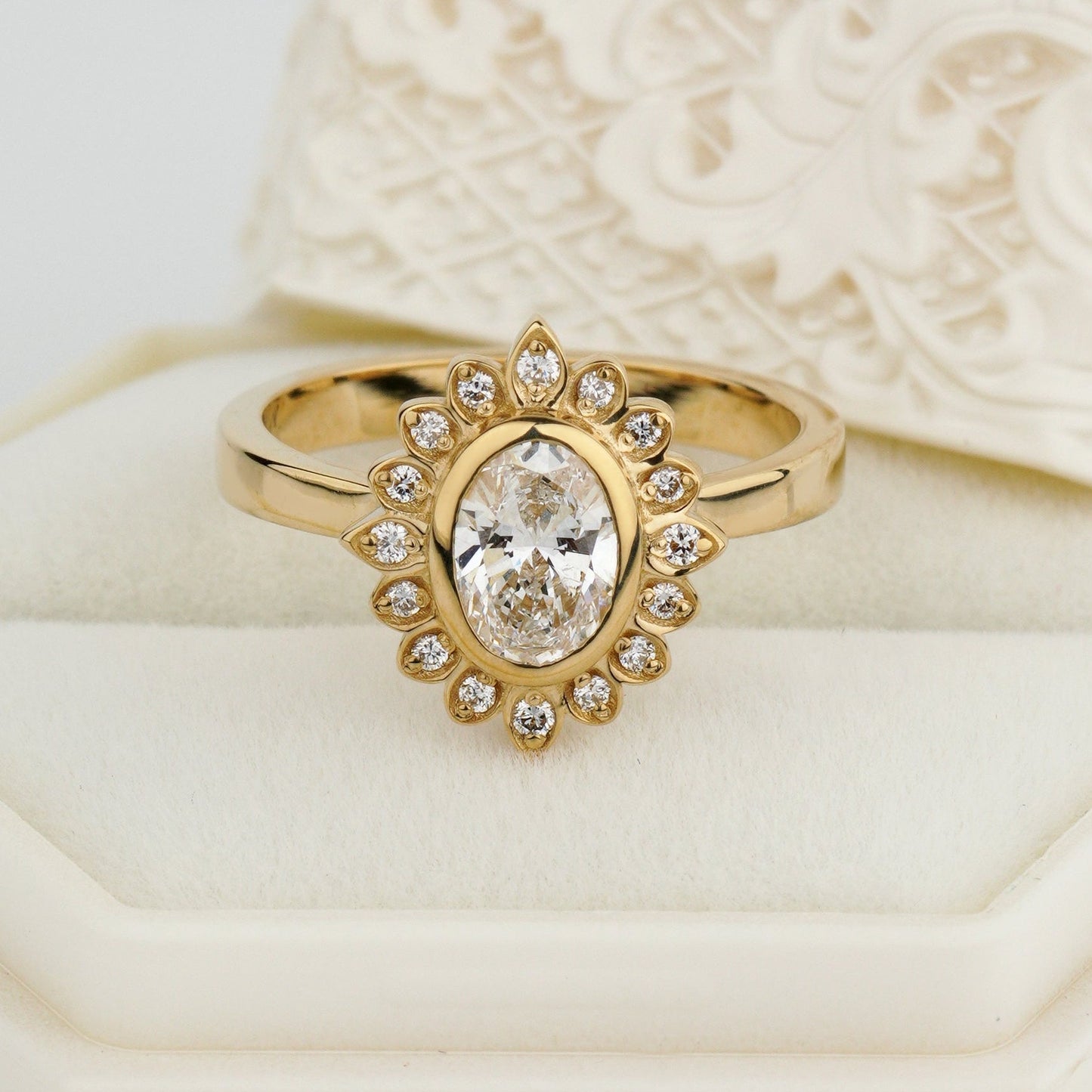 Gold ring with a diamond -Center stone: IGI certified oval lab-grown diamond — 0.74–0.75 ct, VVS2 / D color