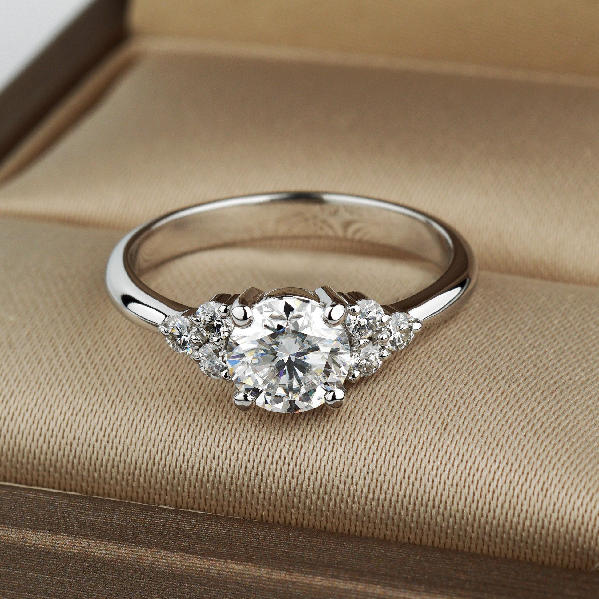 handmade diamond engagement ring-round diamond ring-0.8 ct central lab diamond VVS2/D (IGI certified)