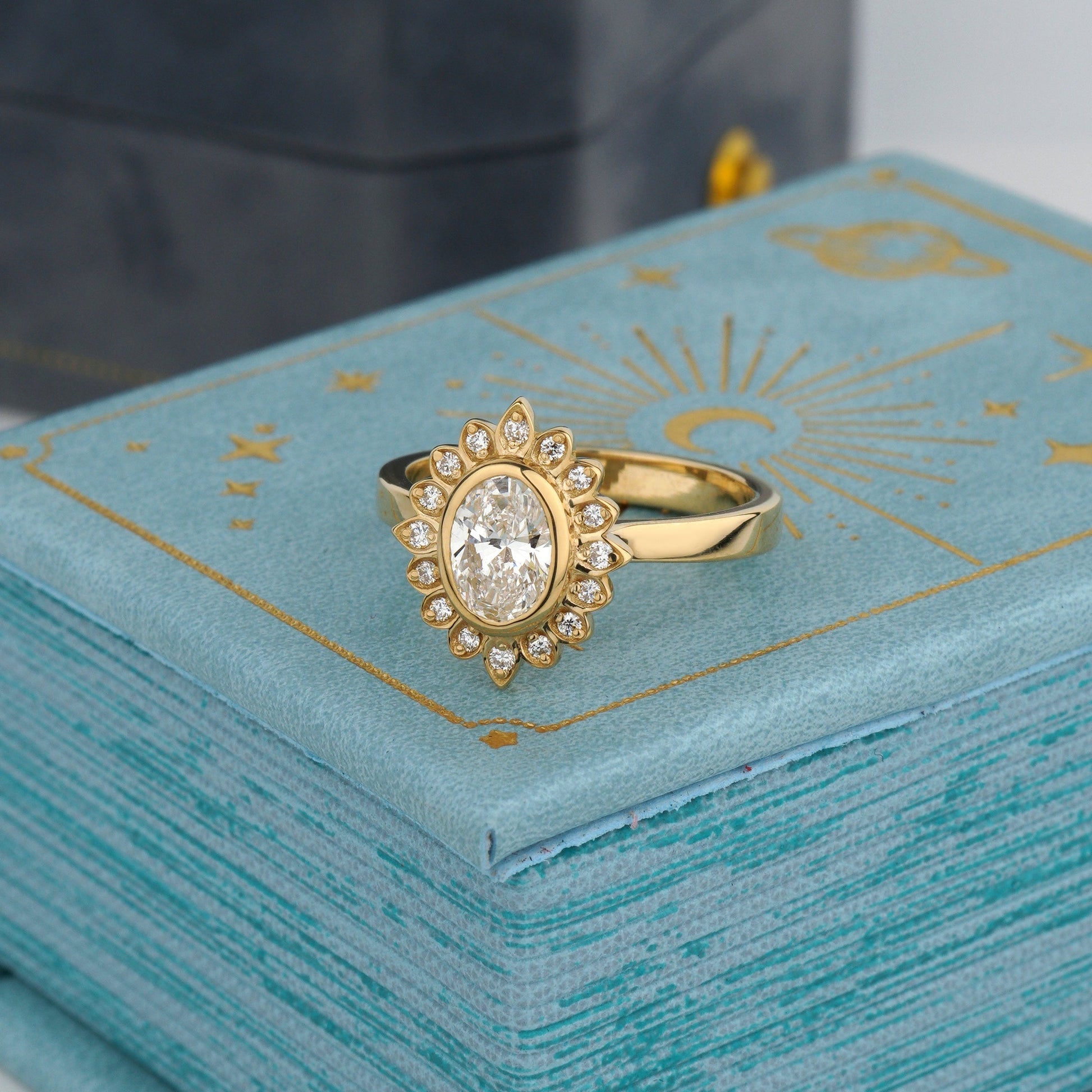 Gold ring with a diamond -Accent stones: round lab-grown diamonds — 0.1 ct total, VVS2 / D color