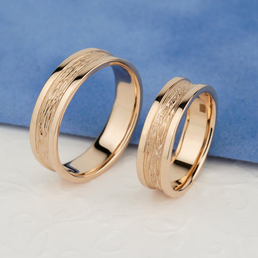 Wedding rings set with textured design - escorialjewelry