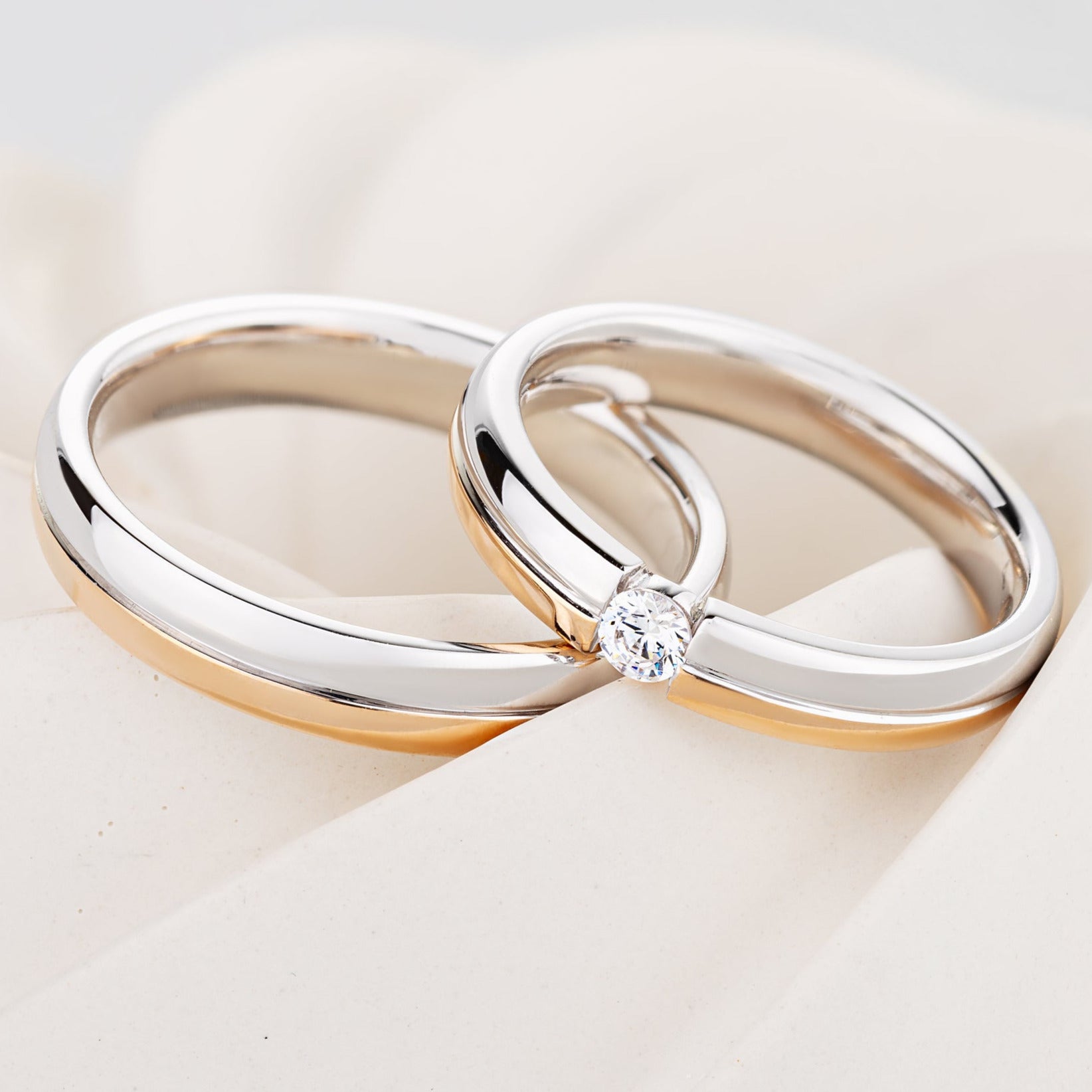 Wedding bands set made of two colors of gold and diamond. Maching wedding rings. Diamond wedding bands. His and hesrs wedding rings set. Classic wedding bands with diamond. Two-rone wedding bands