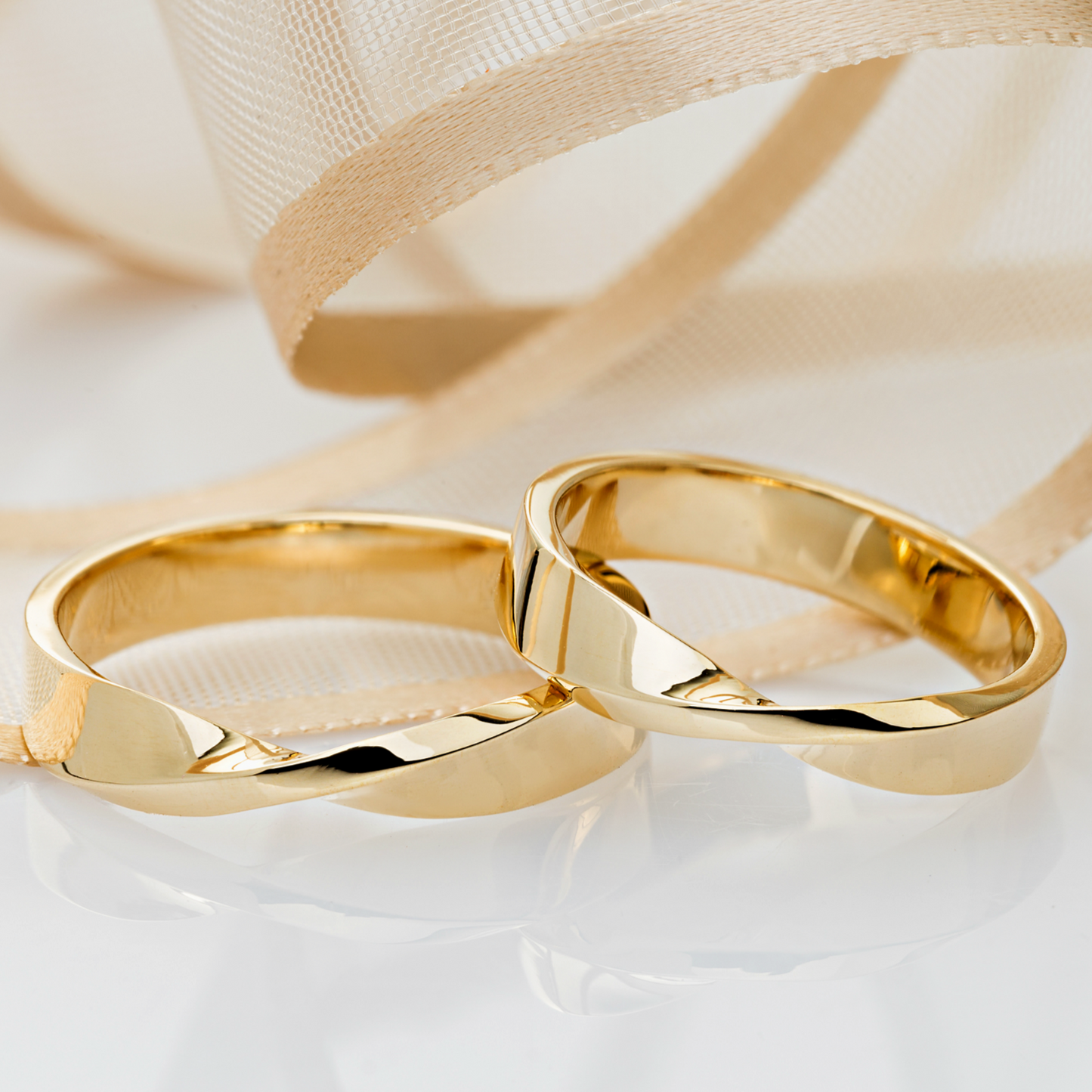 Matching Mobius Wedding Bands. His and Hers Mobius wedding rings set. Gold Mobius Rings. Couple rings set. His and hers matching wedding bands. Gold wedding rings