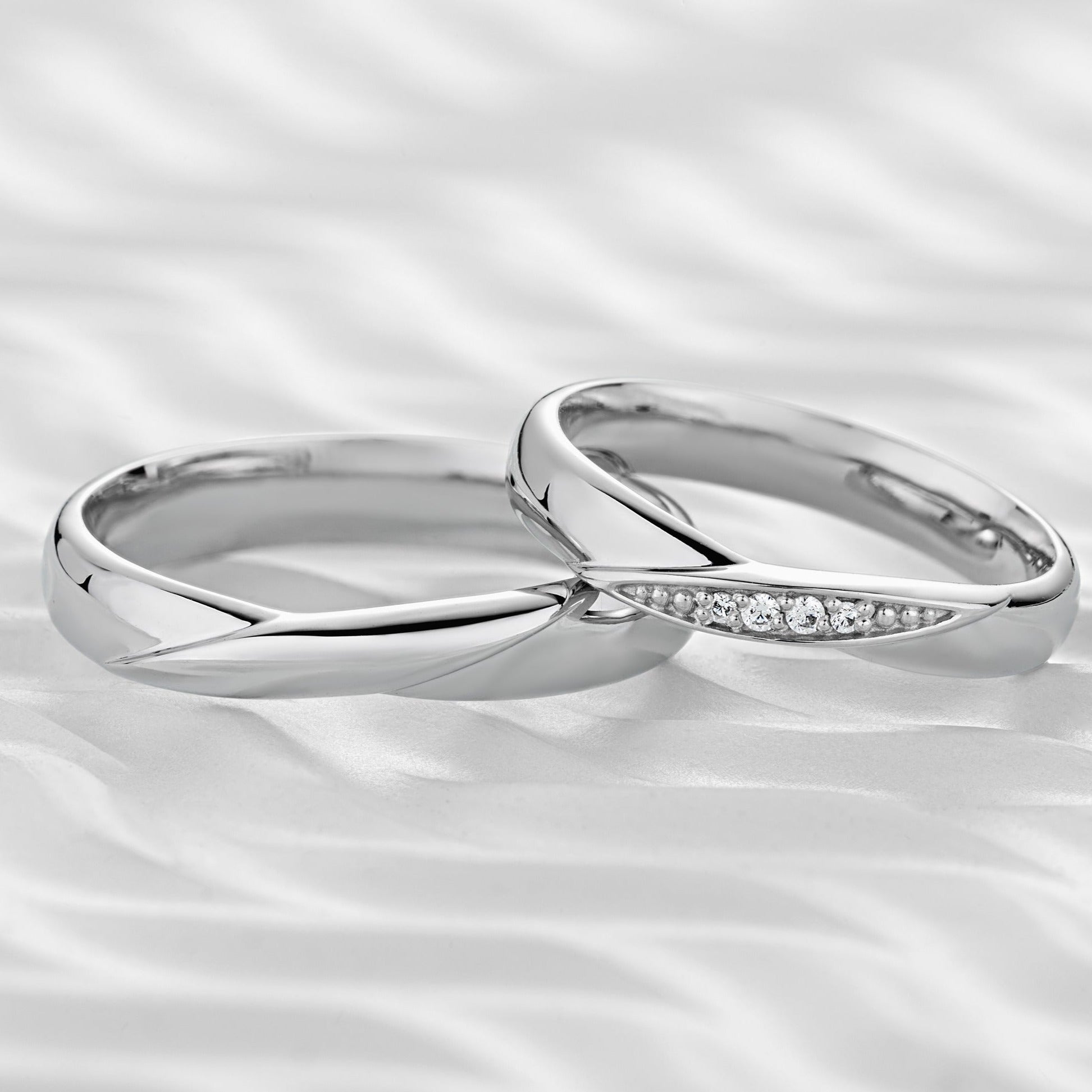 Wedding rings set with diamonds. His and hers wedding bands. Matching wedding rings. Unique gold rings. Couples wedding bands. Diamond rings. Elegant wedding bands. Twisted gold rings