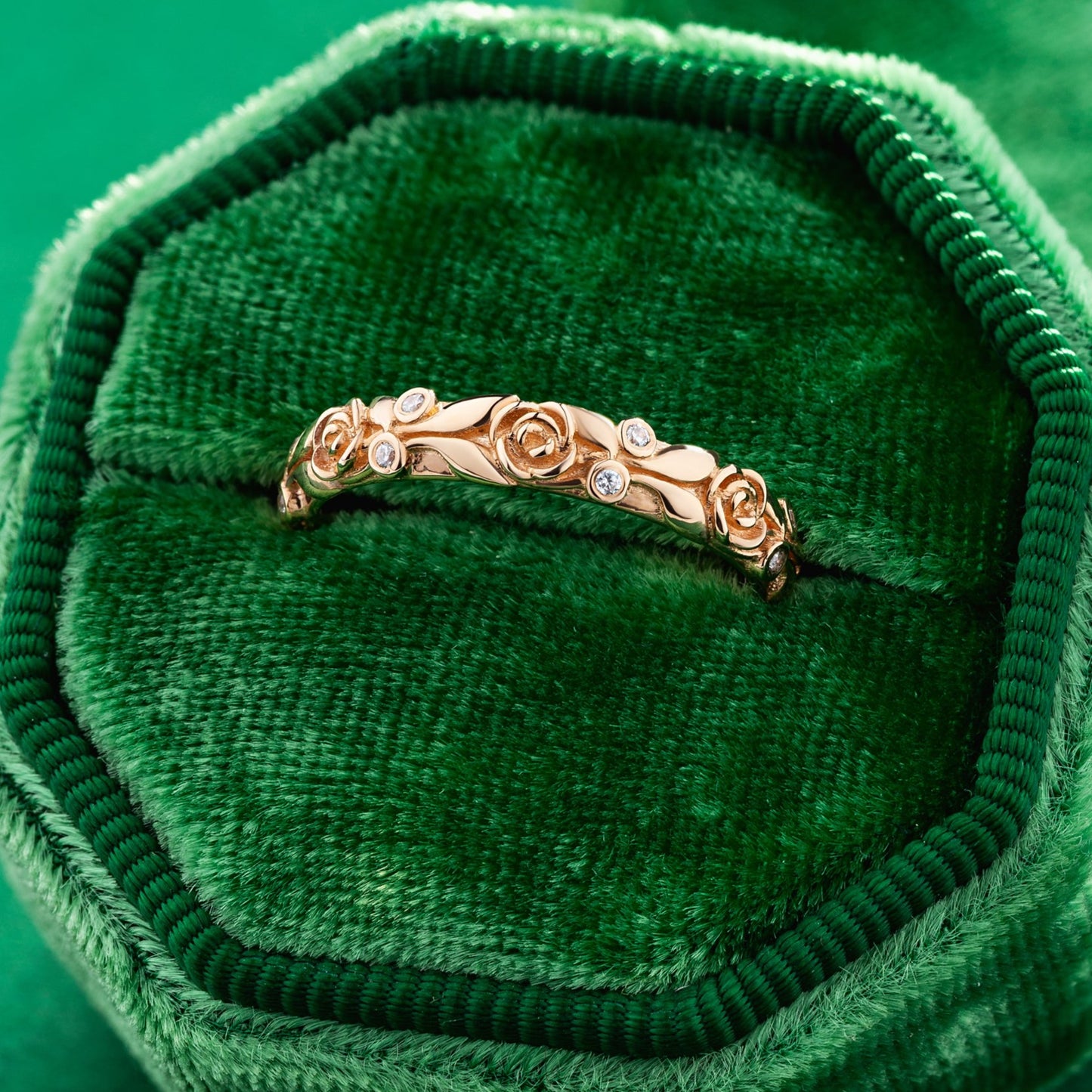 Women's wedding band with floral details, wedding ring with roses, flowers wedding band, women's gold ring, rustic wedding band, boho wedding ring